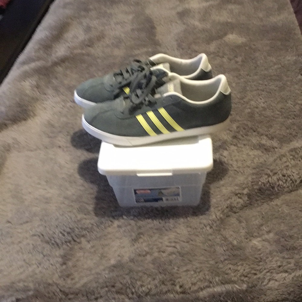 Adidas suede sneakers sz 101/2 women’s like new